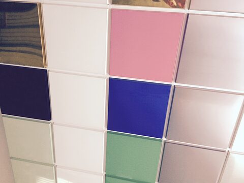 Suspended ceiling with coloured tiles